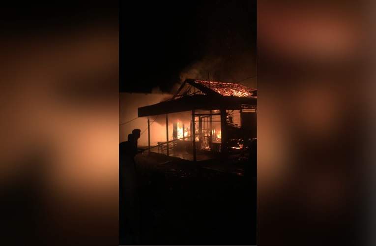 Kebakaran sebuah rumah di Desa Ujung, Kecamatan Bati-Bati, Kabupaten Tanah Laut, Sabtu (27/7/2023) dini hari. Sumber: Satpol-PP dan Damkar Tala for lenterakalimantan.com