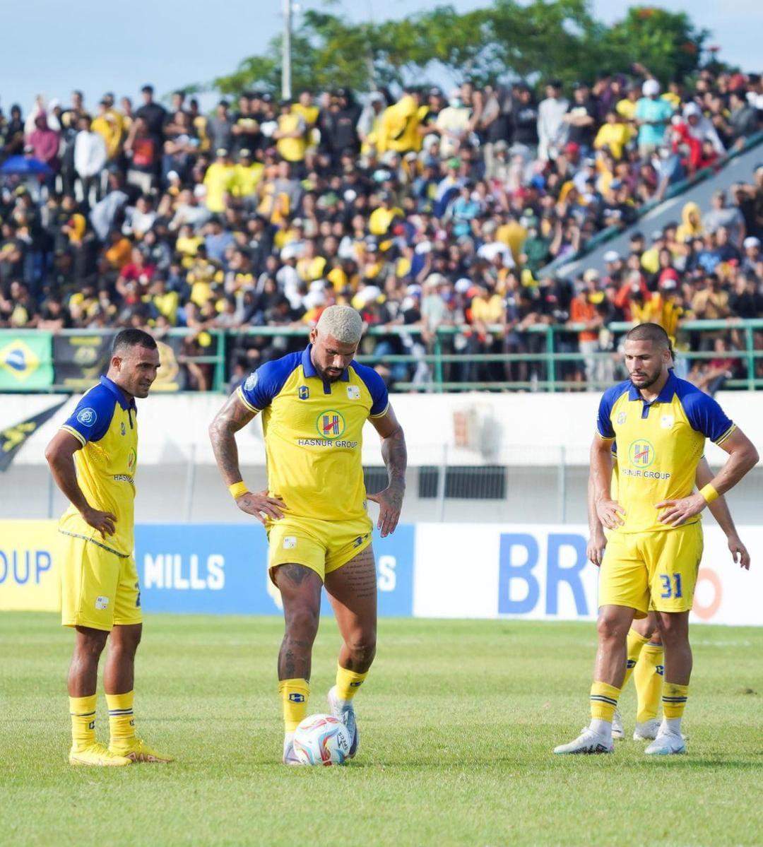 Tiga penggawa Barito Putera bersiap hendak melakukan tendangan bebas pada laga Barito Putera vs PSS Sleman. (Sumber : IG @ps.baritoputeraofficial) for lenterakalimantan.com 5W 1H