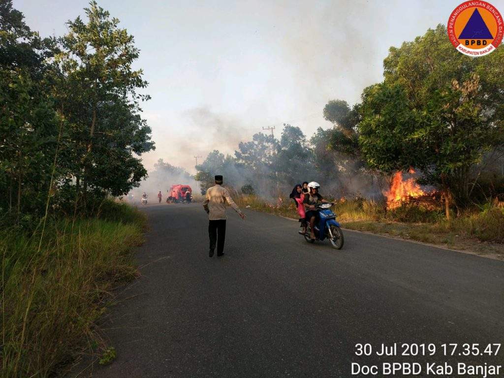 Kebakaran Hutan dan Lahan (Karhutla) yang terjadi di Indrasari Jl. Sekumpul Ujung belakang Stadion Demang Lehman pada (30/7/2023) – Sumber: BPBD Kabupaten Banjar for lenterakalimantan.com