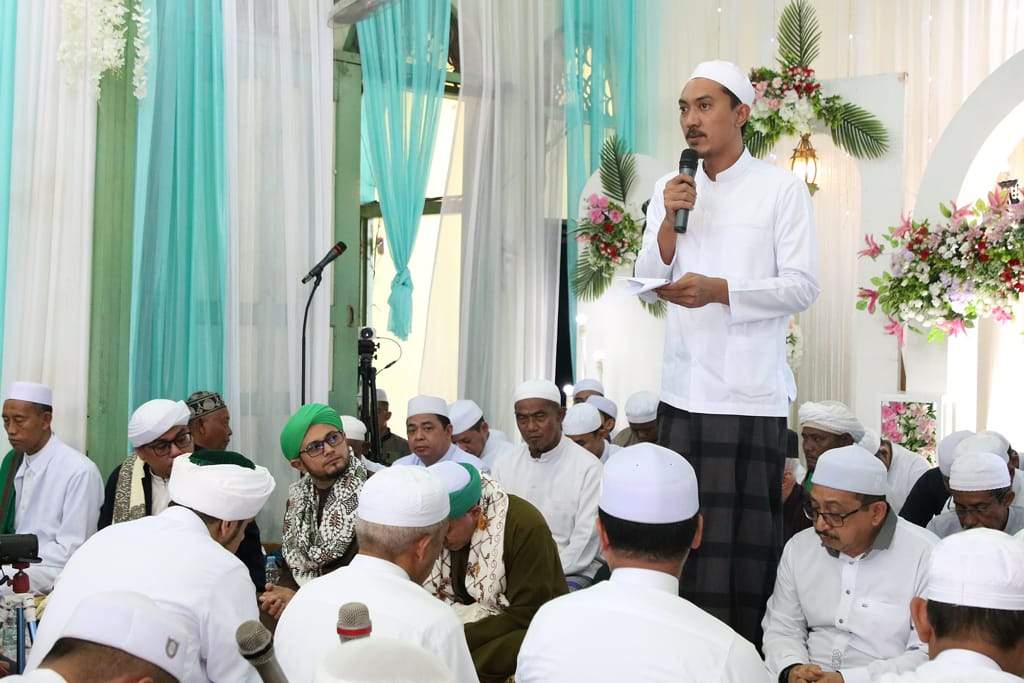 Bupati Banjar H Saidi Mansyur, Wakil Bupati Habib Idrus Al Habsyie beserta para habaib, ulama dan ribuan jemaah hadiri pelaksanaan haul Syekh Abdul Hamid Abulung, di Masjid Jami Syekh Abdul Hamid Abulung, Desa Sungai Batang, Martapura Barat, Sabtu (01/72023) pagi. Foto: Diskominfo Banjar