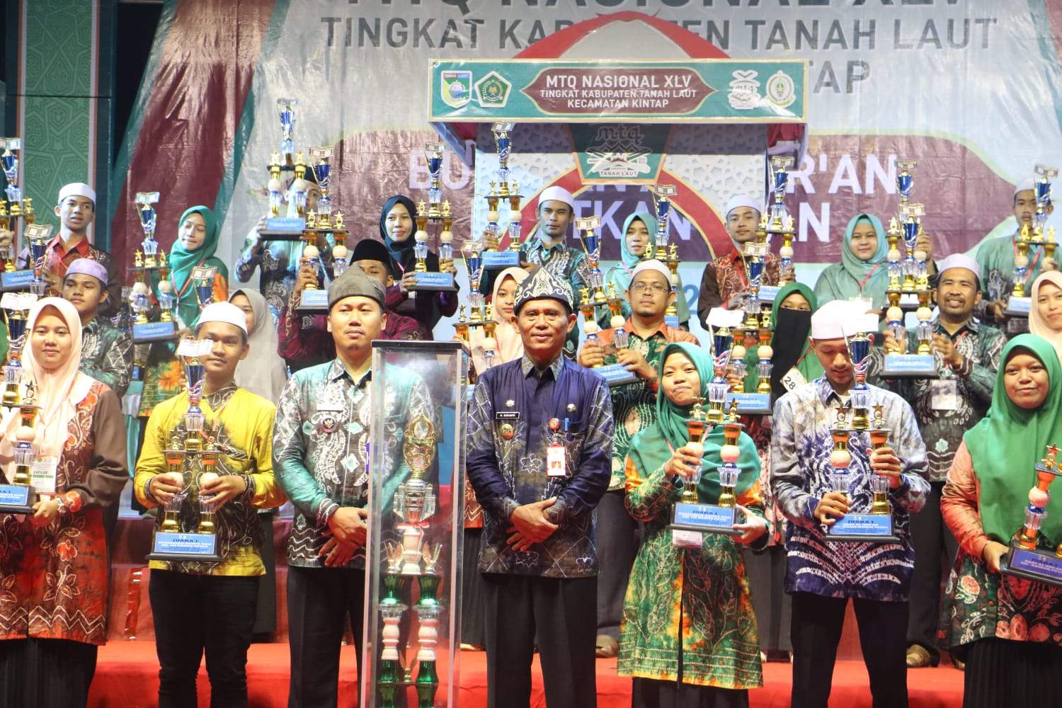Bupati Tanah Laut HM Sukamta menutup kegiatan MTQMN di Kecamatan Kintap. Minggu (9/7/2023) malam. Foto: Dok. Diskominfo Tala