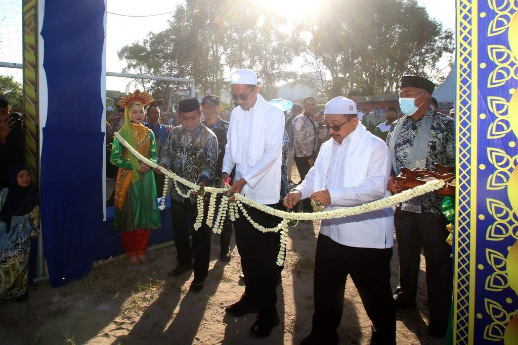 Bupati Banjar, Saidi Masnyur saat buka Bazar MTQ XLVI. Foto: Sal/lenterakalimantan.com