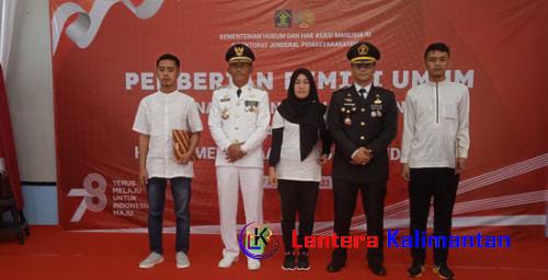 Bupati Tala H Sukamta dan Karutan Pelaihari Fani Andika sua photo dengan Warga Binaan Pemasyarakatan yang mendapatkan remisi di HUT ke-78 Kemerdekaan Republik Indonesia, Kamis (17/8/2023). Foto: Asep/lenterakalimantan.com