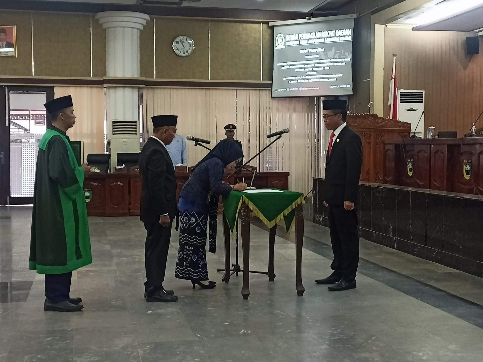 Rapat paripurna DPRD Tala dengan acara peresmian pemberhentian dan pengangkatan pengganti antar waktu (PAW) sisa masa jabatan tahun 2019-2024, Selasa (1/8/2023). Foto: Asep/lenterakalimantan.com