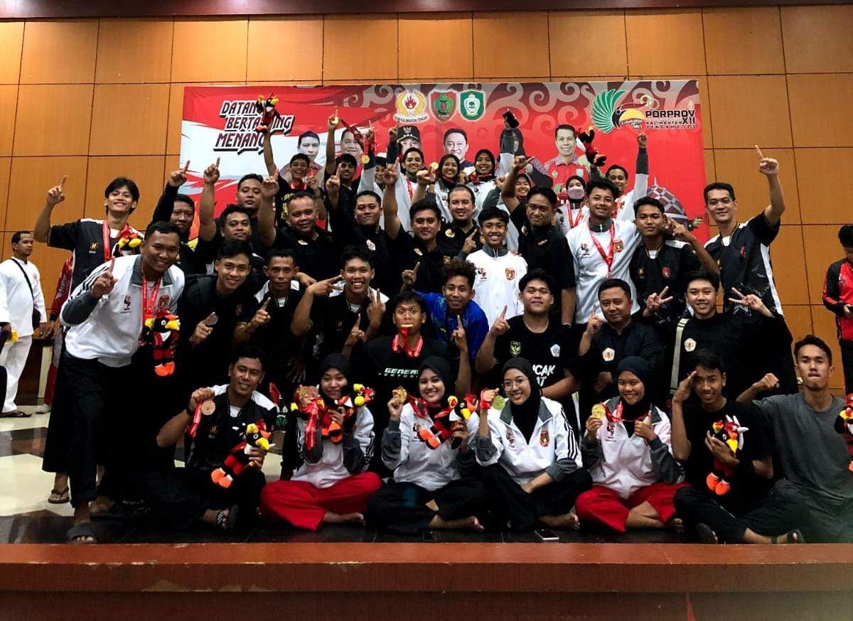 Photo bersama atlet dan official Pencak Silat Kontingen Kobar. Sumber: IPSI Kobar for lenterakalimantan.com