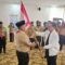 Foto : Bupati Tanah Bumbu serahkan Bendera Panji Pramuka kepada Pimpinan Kontingen Rainas dan pelepasan berlangsung di ruang Bersujud Jalan Darma Praja, Gunung Tinggi, Jumat (11/8/2023).