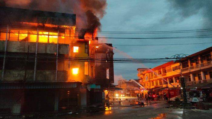 Kebakaran yang terjadi di pasar Sungai Pinyuh Kabupaten Mempawah menghanguskan puluhan bangunan. Kamis, (3/8/2023). Sumber: 012 Mempawah for lenterakalimantan.com
