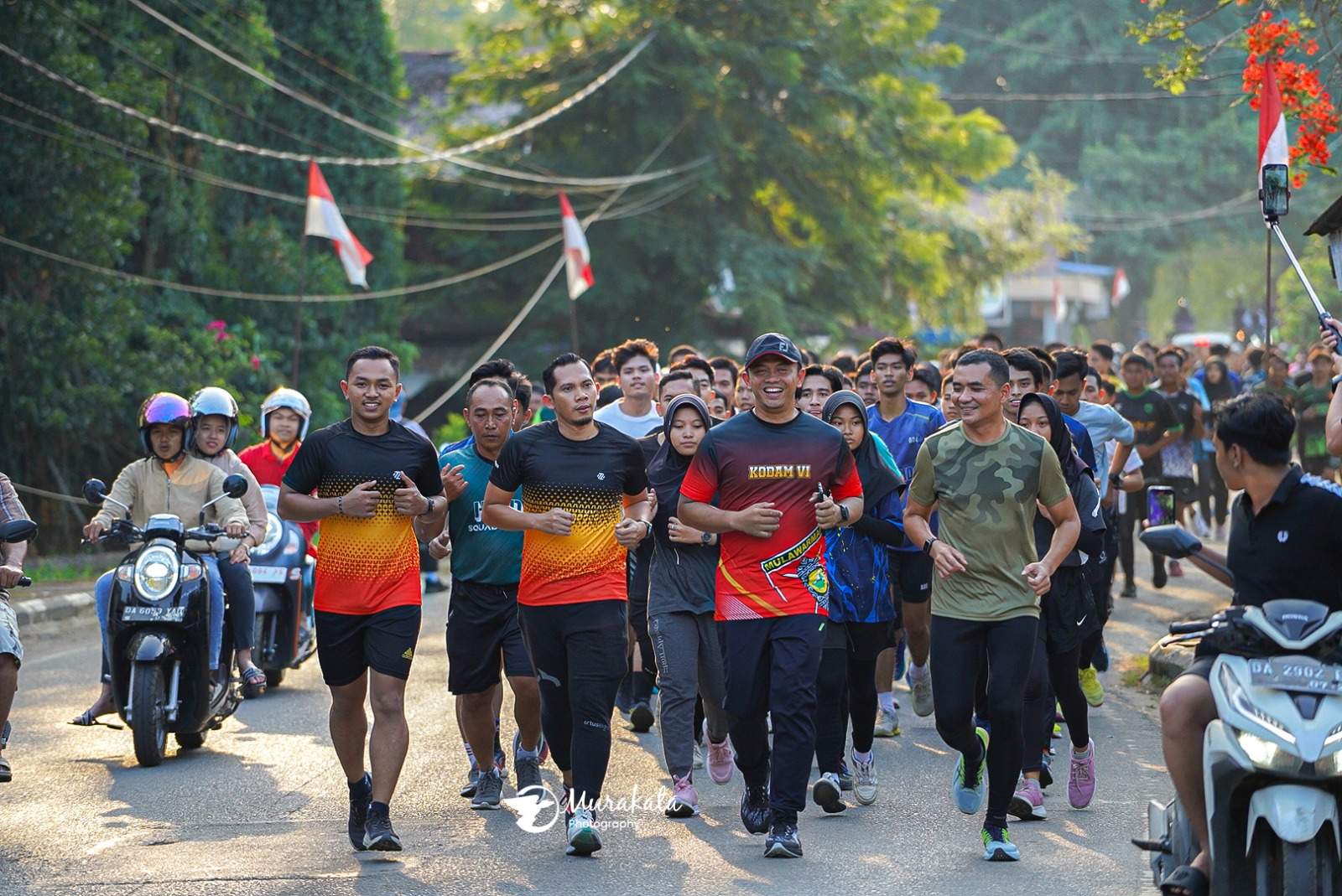 Dandim, Wakapolres, Tim Balai Rakjat hingga Murakata Runner saat melangsungkan Fun Jogging sejauh 3 kilometer di Jalanan Kota Barabai. Sumber: Murakata Photography for ID lenterakalimantan.com