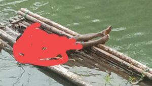 korban yang telah berhasil dievakuasi warga menggunakan rakit dalam kondisi tak bernyawa. Sumber: Screenshoot video