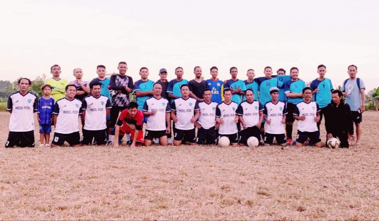 photo bersama antara tim Jelapat Tamban legenda kaos tim biru dan HKSN Legenda