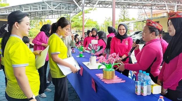 Foto: Lomba merangkai bunga Bhayangkari Cabang Kapuas. 5W1H for lenterakalimantan.com