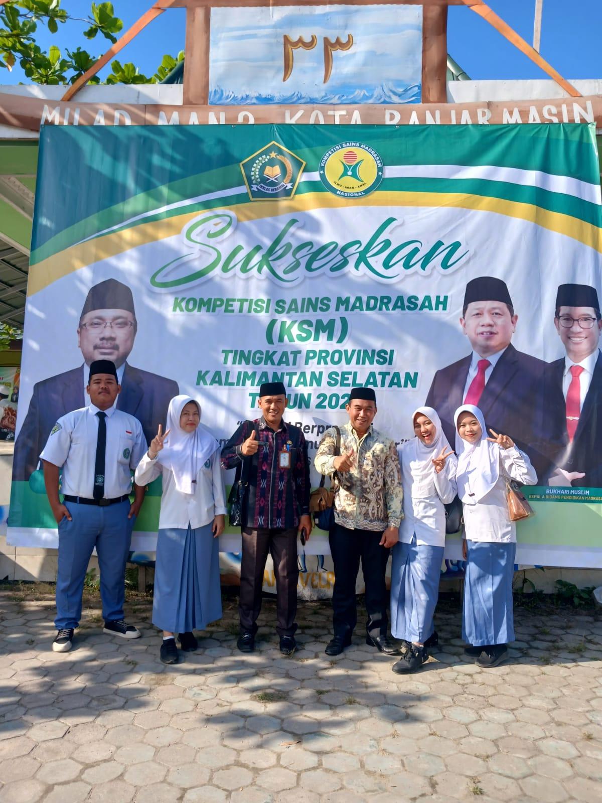 Foto : Kasi Pendidikan Madrasah Kamenag Tanbu H.Mahmud saat mendampingi Peserta di MAN 2 Banjarmasin.