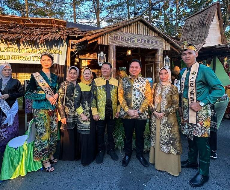 Suharyanti Mujiyat bersama Sabirin Kepala Disporbupar Batola Sekda provinsi Kalsel Roy Rizali Anwar, Putra putri Pariwisata Kabupaten Barito kuala
