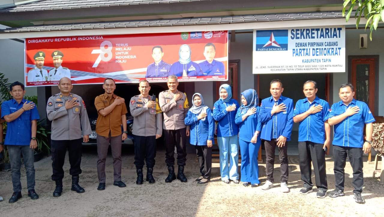 Kapolres Tapin AKBP Sugeng Priyanto SIK beserta jajaran saat bersilaturahmi dengan Ketua dan pengurus partai Demokrat Tapin, bertempat di Sekretariat DPC Partai Demokrat Tapin, Selasa (15/08/2023).