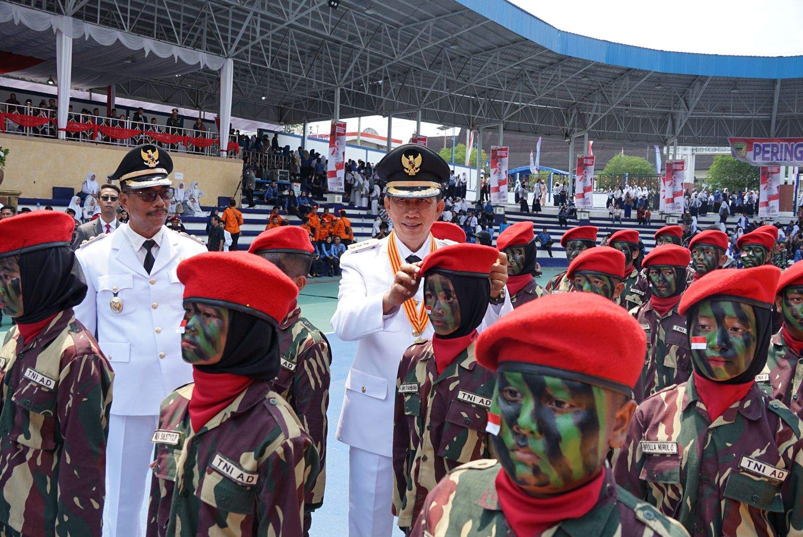 Bupati BArito Utara saat memasangkan baret merah yang terjatuh pada upacara HUT RI Ke-78. Sumber: Umi Kominfo Barut For LK-5W1H