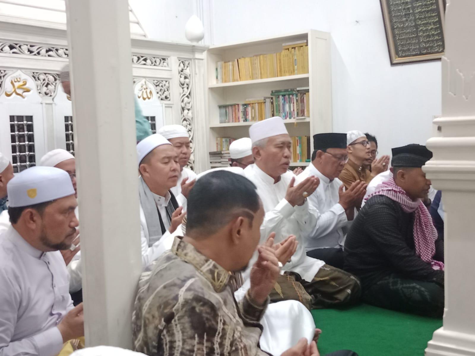 Tampak khusyu, Paman Birin dan Ulama Banua Ziarah ke Makam Habib Luar Batang, Husein bin Abu Bakar bin Abdillah Alaydrus. Sumber: M. Rezky Maulidja for LK 5W1H