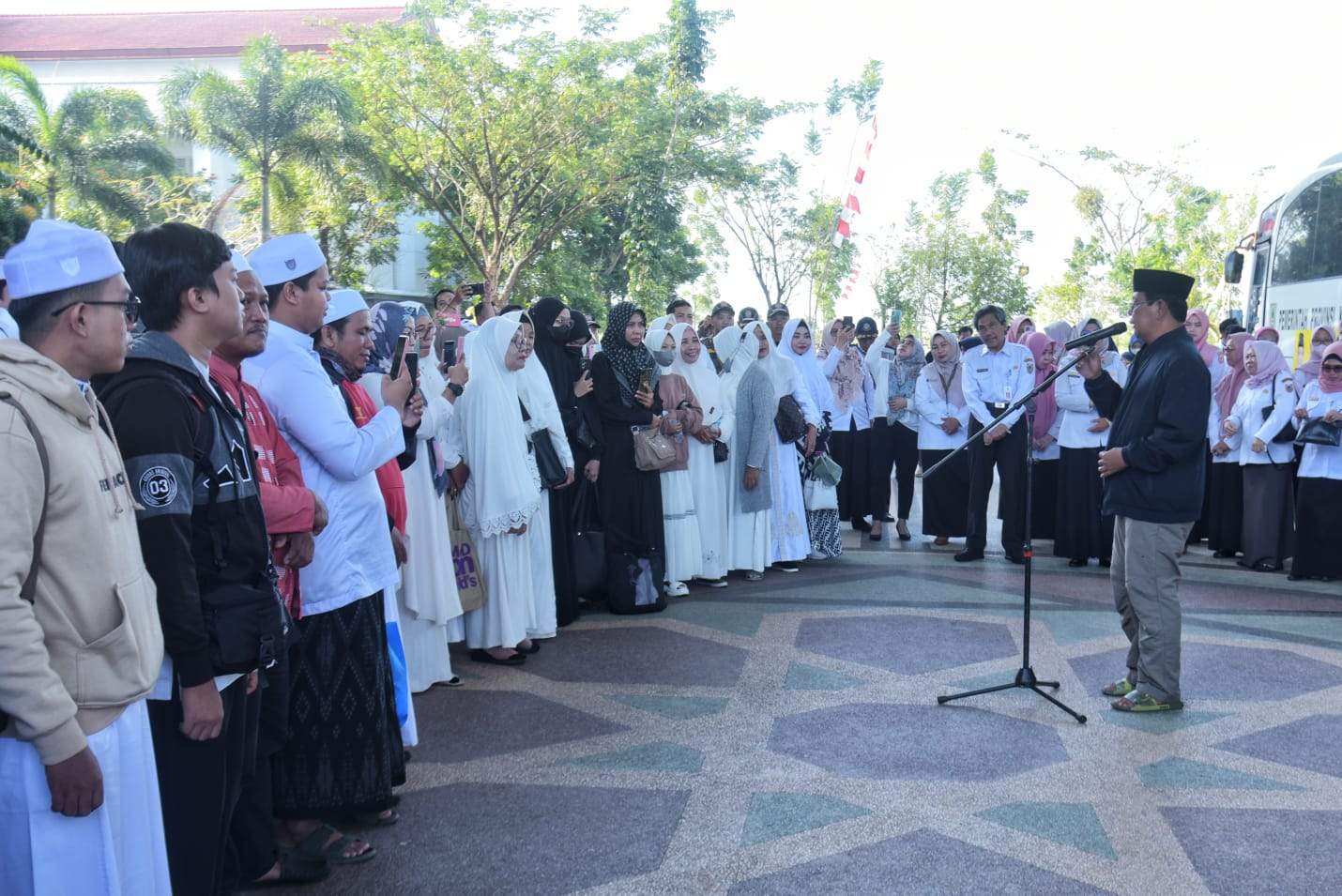 Paman Birin Menyampaikan pesan kepada jamaah sebelum berangkat ke Palangkaraya untuk menghadiri Tabligh Akbar. Sumber: M. Rezky Maulidja for LK 5W1H