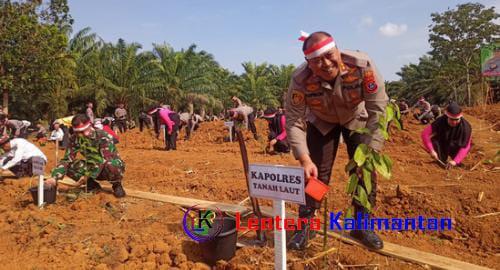 Kegiatan penanaman pohon serentak oleh Polres Tanah Laut bersama stakeholder di Desa Bajuin, Kecamatan Bajuin, Kabupaten Tanah Laut. Rabu ( 23/8/2023). Sumber: Asep/lenterakalimantan.com