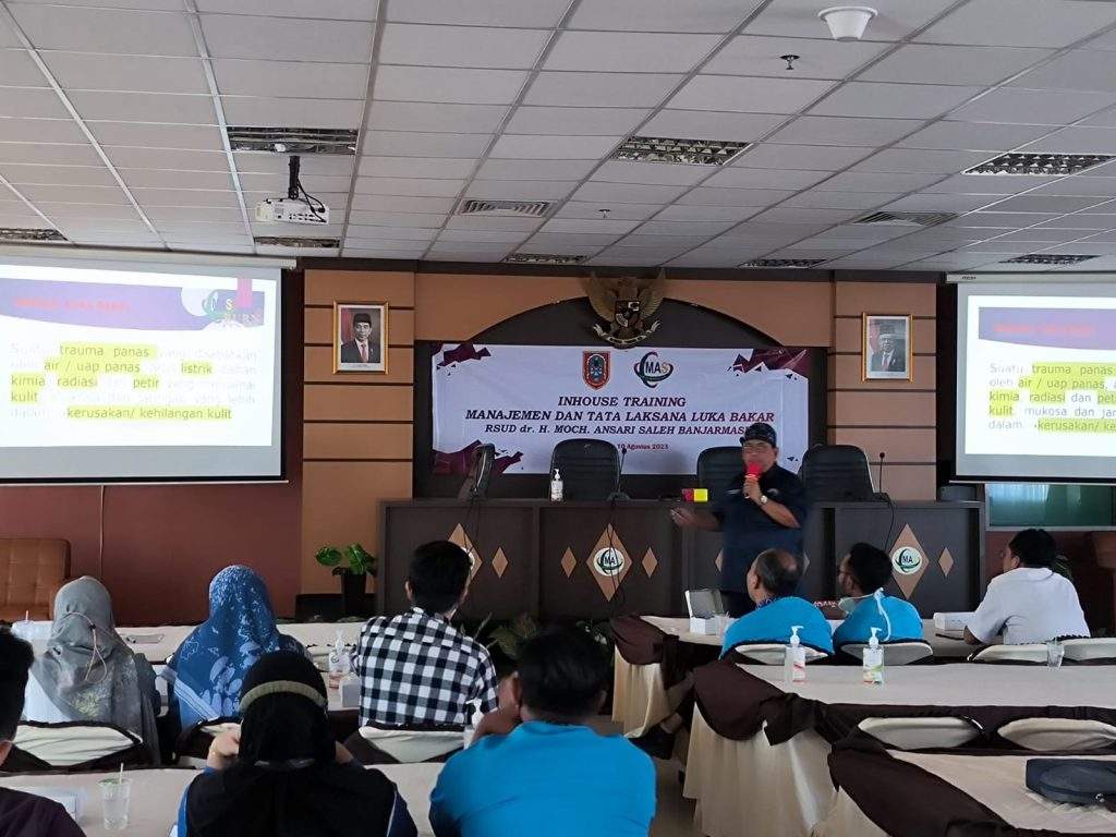 Dr. Among Wibowo., M.Kes.,Sp.S saat menyampaikan pemaparan pada kegiatan Inhouse Training Manajemen Tatalaksana Luka Bakar. Kamis, (10/8/2023). Sumber: Kasubag Hukum, Humas dan Kemitraan RSUD Moch Ansari Saleh for lenterakalimantan.com 5W1H