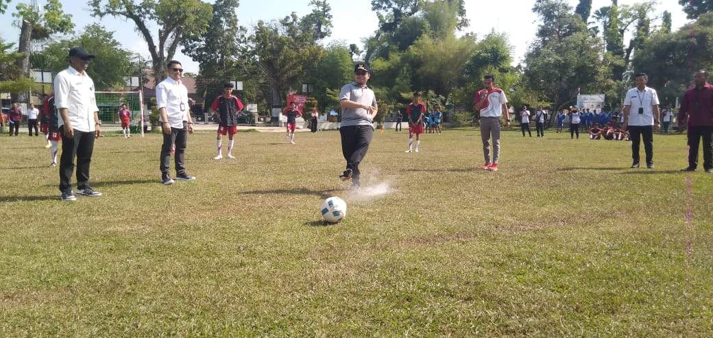 Bupati HST H Aulia Oktafiandi saat menendang bola sebagai simbolis membuka Turnamen Sepak Bola Mini Bupati Cup antar SMP. Foto: ID