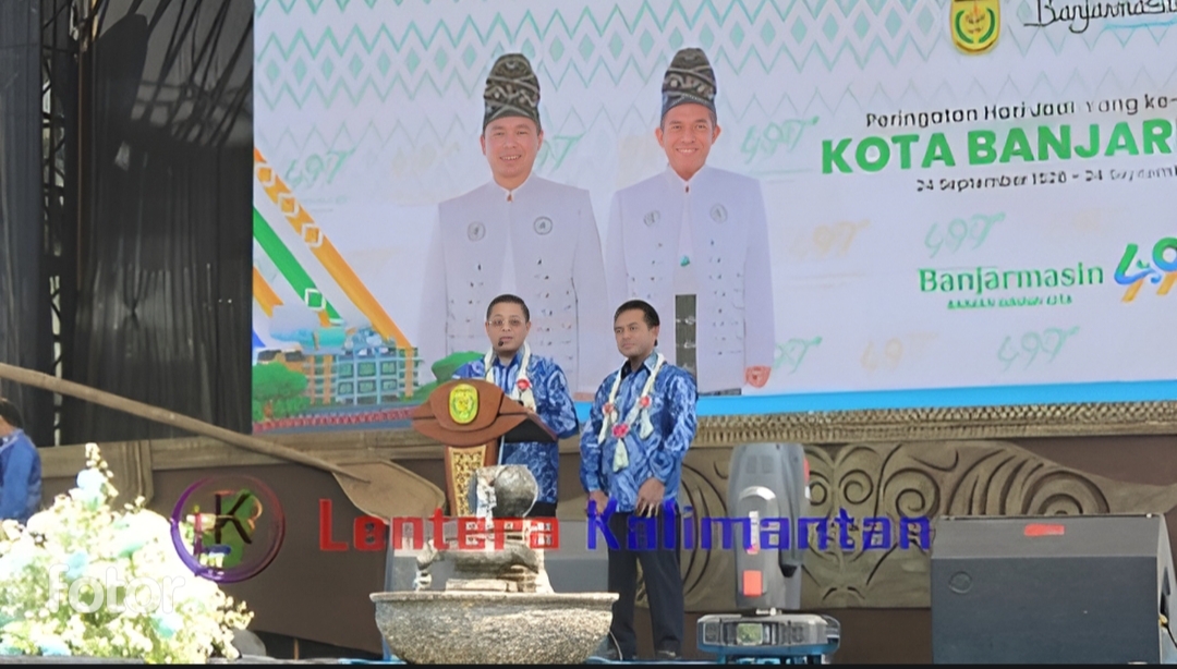 Walikota H Ibnu Sina, didampingi Wakil Walikota H Arifin Noor saat menyampaikan sambutan pada Harjad ke-497 Kota Banjarmasin di halaman Pemko Banjarmasin, Sabtu (23/9/2023) pagi. Foto: Arsyad/lenterakalimantan.com