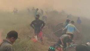 Para relawan terkepung asap yang terjadi di Griya Permata jalur 21 Komplek Persada Baru, Kamis (28/9/2023). Foto: PMI Batola for LK