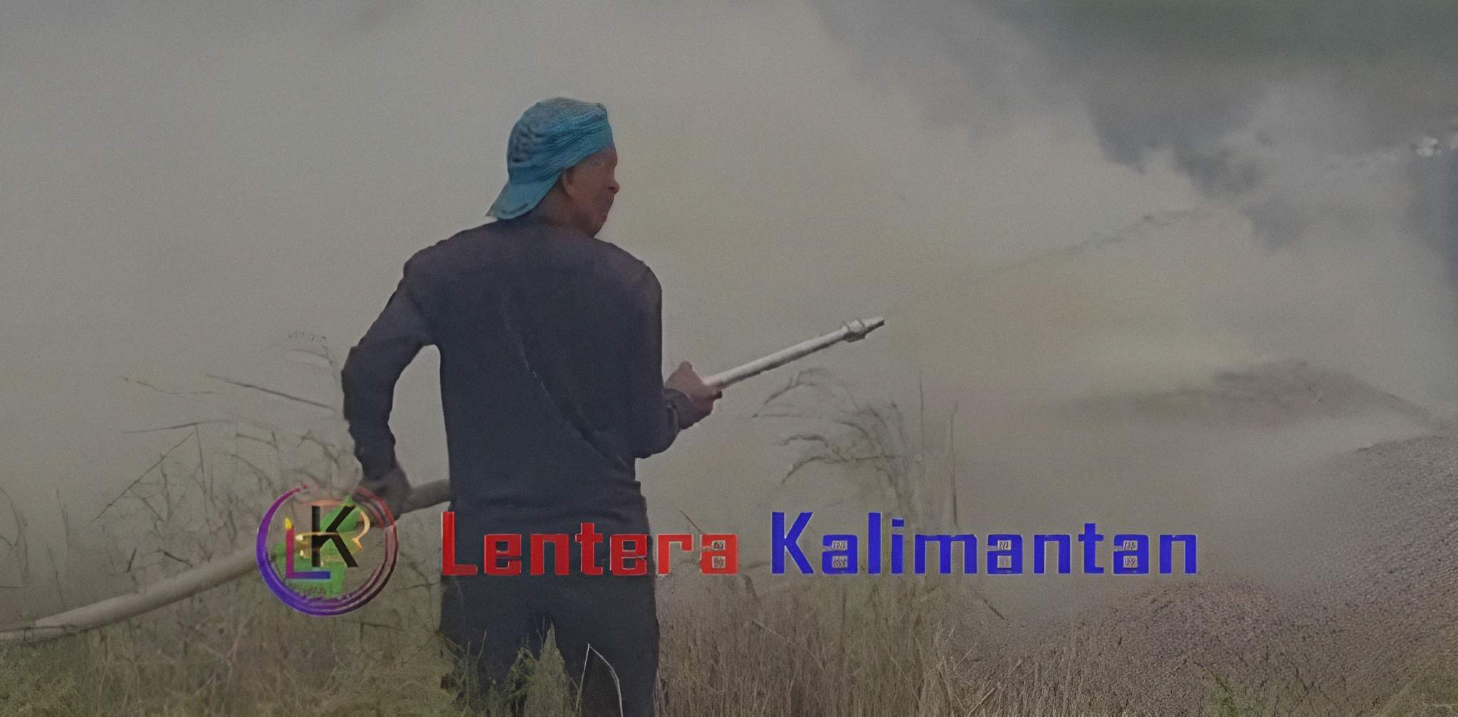 Salah satu warga saat melakukan aksi penyemprotan pada kejadian karhutla di desanya, Kamis (28/9/2023). Foto: Tamyiz/lenterakalimantan.com