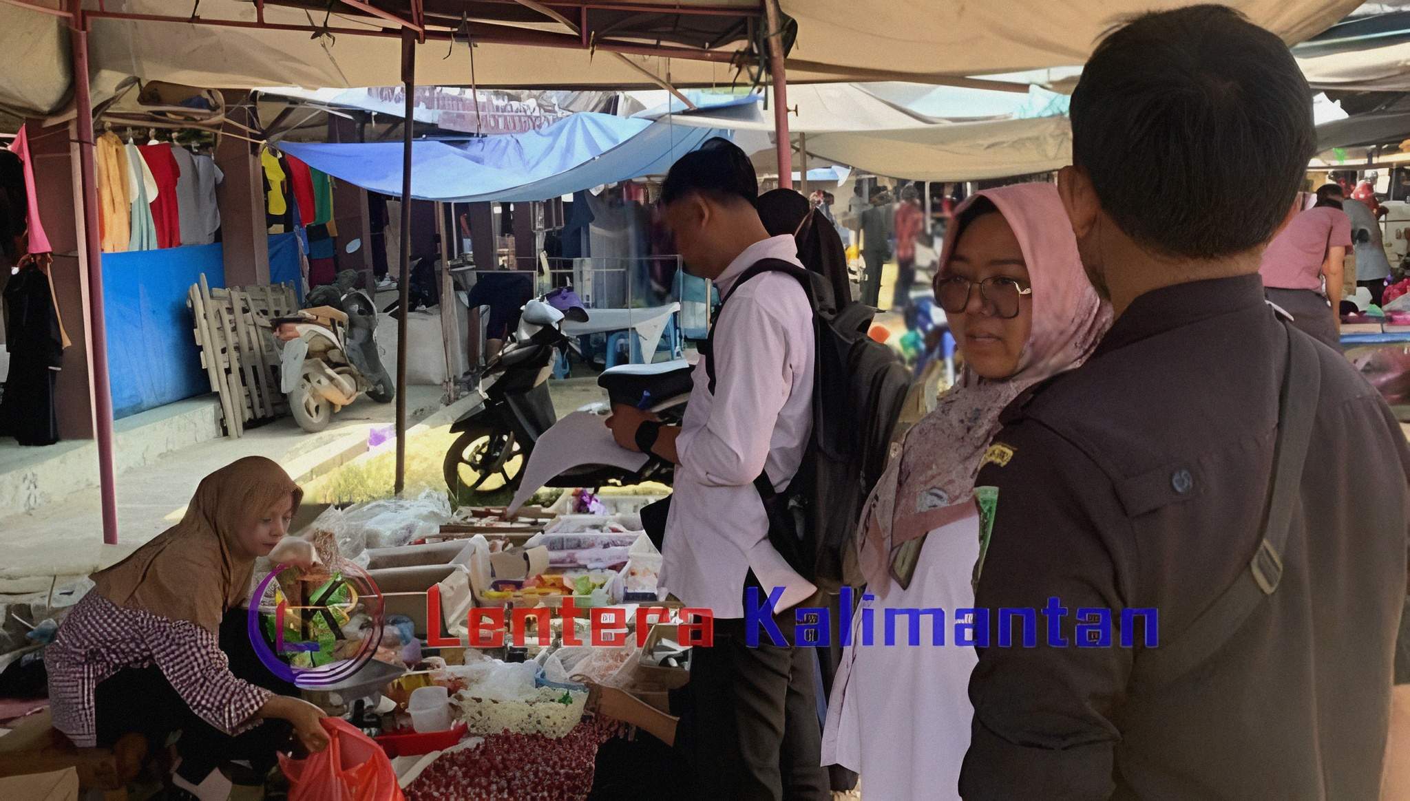 Potret pendataan UTTP pada salah satu pedagang. Foto: Jamal/lenterakalimantan com
