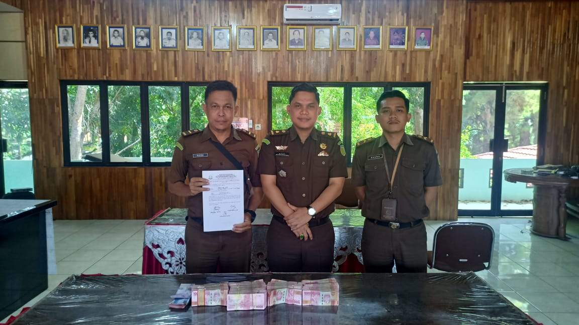 Kasi Pidsus Kejaksaan Negeri Tanah Laut Ahmad Rifani SH.MH posisi foto di tengah// saat menerima titipan uang negara dari kasus Korupsi dana BOK UPT Puskesmas Angsau. Foto: dok. Kejaksaan Negeri Tanah Laut