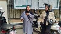 Ibu korban penusukan (baju abu-abu) saat berada di Parkiran Pengadilan Negeri Banjarmasin. Foto: Fra/LK