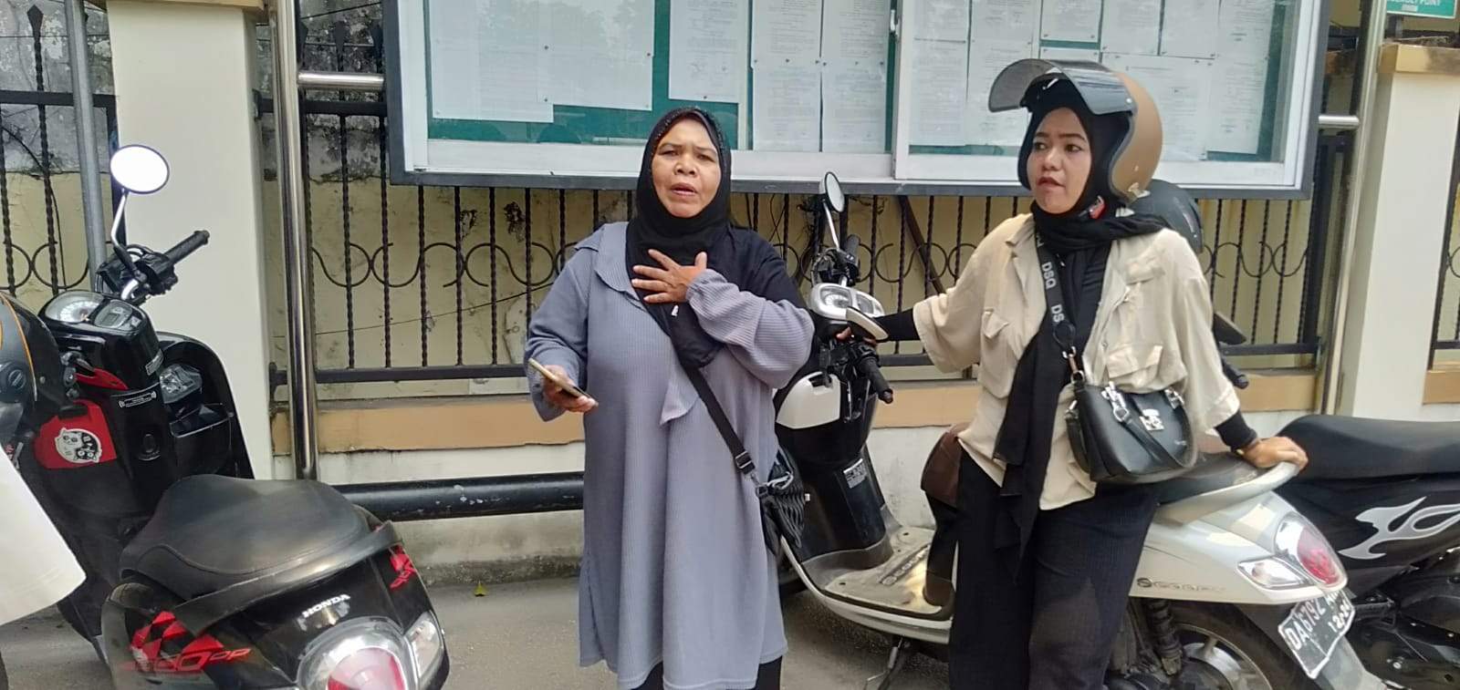 Ibu korban penusukan (baju abu-abu) saat berada di Parkiran Pengadilan Negeri Banjarmasin. Foto: Fra/LK