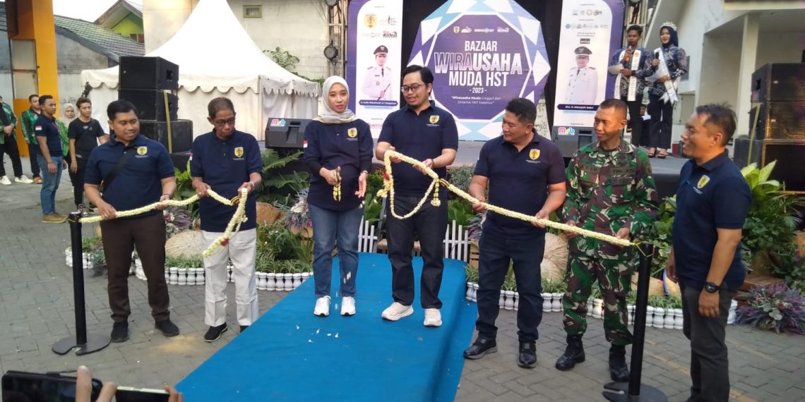 Bupati HST H Aulia Oktafiandi saat membuka Bazar Wirausaha Muda HST tahun 2023. Foto: ID