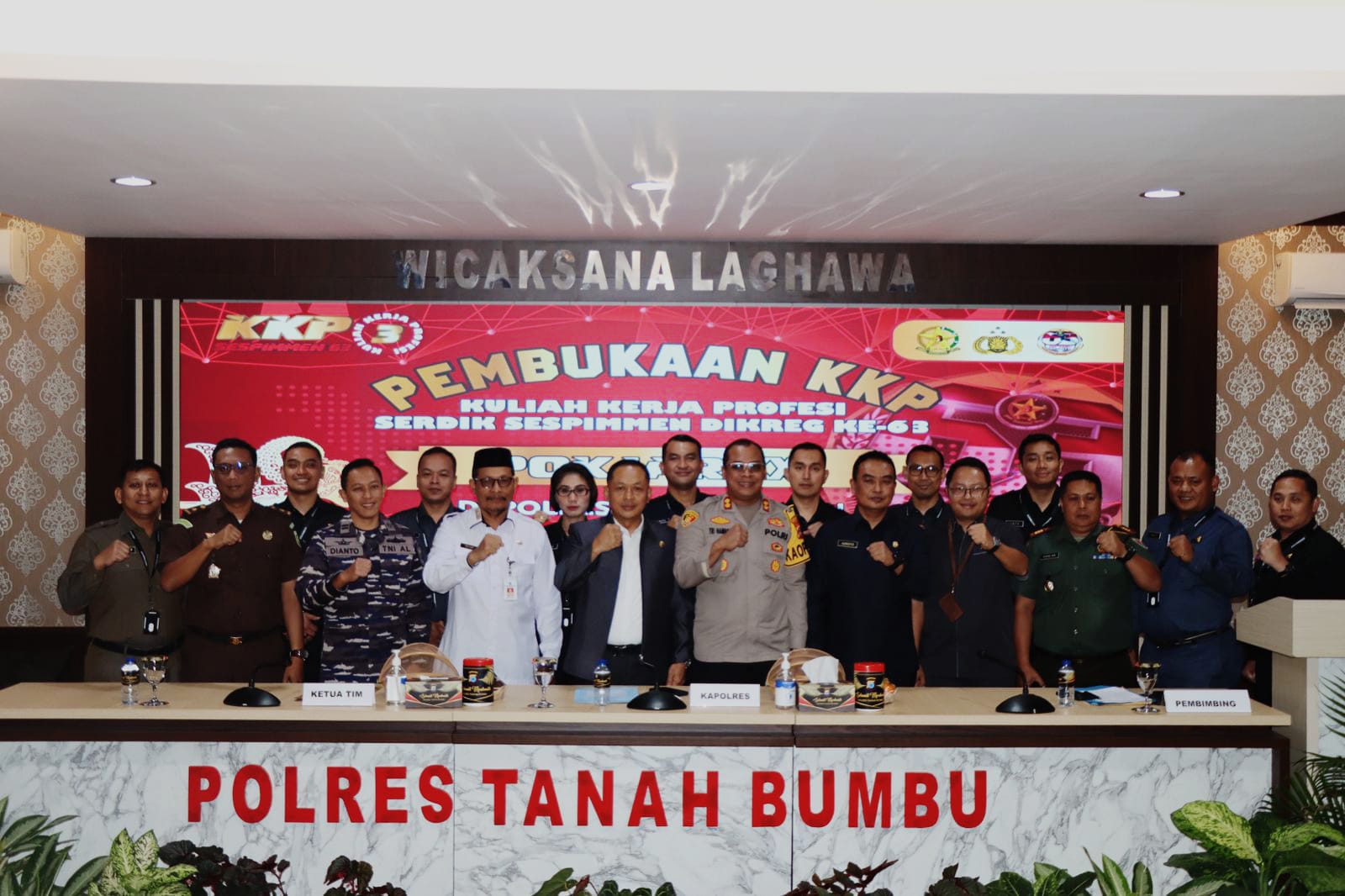 Poto bersama jajaran Kepolisian Daerah Tanah Bumbu untuk minimalisir gangguan Pemilu 2024. Sumber Foto: Arif LK for lenterakalimantan.com