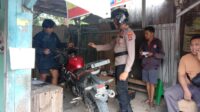 Anggota Polsek Simpang Empat saat mengamankan pelaku AI (39) dan satu Barang Bukti motor jenis Yamaha V-ixion digiring ke mapolsek Sumber :( foto Arif LK )
