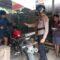Anggota Polsek Simpang Empat saat mengamankan pelaku AI (39) dan satu Barang Bukti motor jenis Yamaha V-ixion digiring ke mapolsek Sumber :( foto Arif LK )