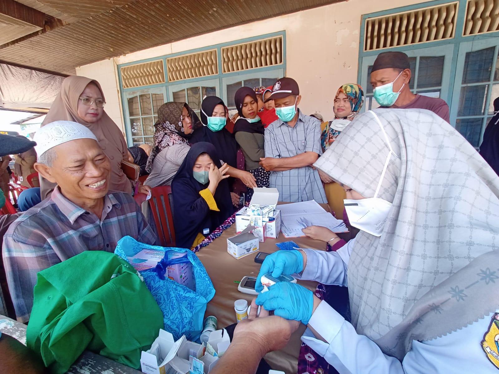 Pengobatan ISPA di Desa Gunung Raja, Kecamatan Tambang Ulang, Kabupaten Tanah Laut. Foto: Asep/lenterakalimantan.com
