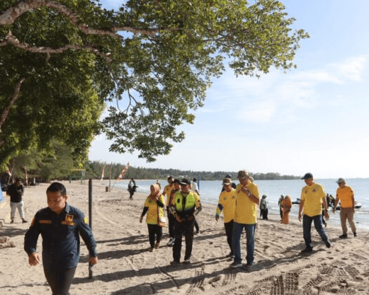 Wakil Ketua DPRD Kotabaru dukung Jetski Touring Bupati Cup tahun 2023 di Pantai Gedambaan Desa Sarang Tiung Kecamatan Pulau Laut Sigam Kabupaten Kotabaru dalam rangka memperingati HUT Kemerdekaan RI Ke-78, Sabtu (12/8/2023).