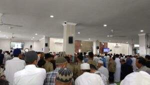 Masyarakat dan anggota Damkar Kota Banjarmasin akan melaksanakan sholat fadhu kifayah. Jum'at, (1/9/2023) Sumber: Arif Lukman Hakim for lenterakalimantan.com