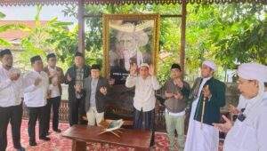 Muhaimin Iskandar Tiba di Kalsel langsung disambut Ketua PKB Kalsel dr Zairullah Azhar dan sejumlah para Ulama.