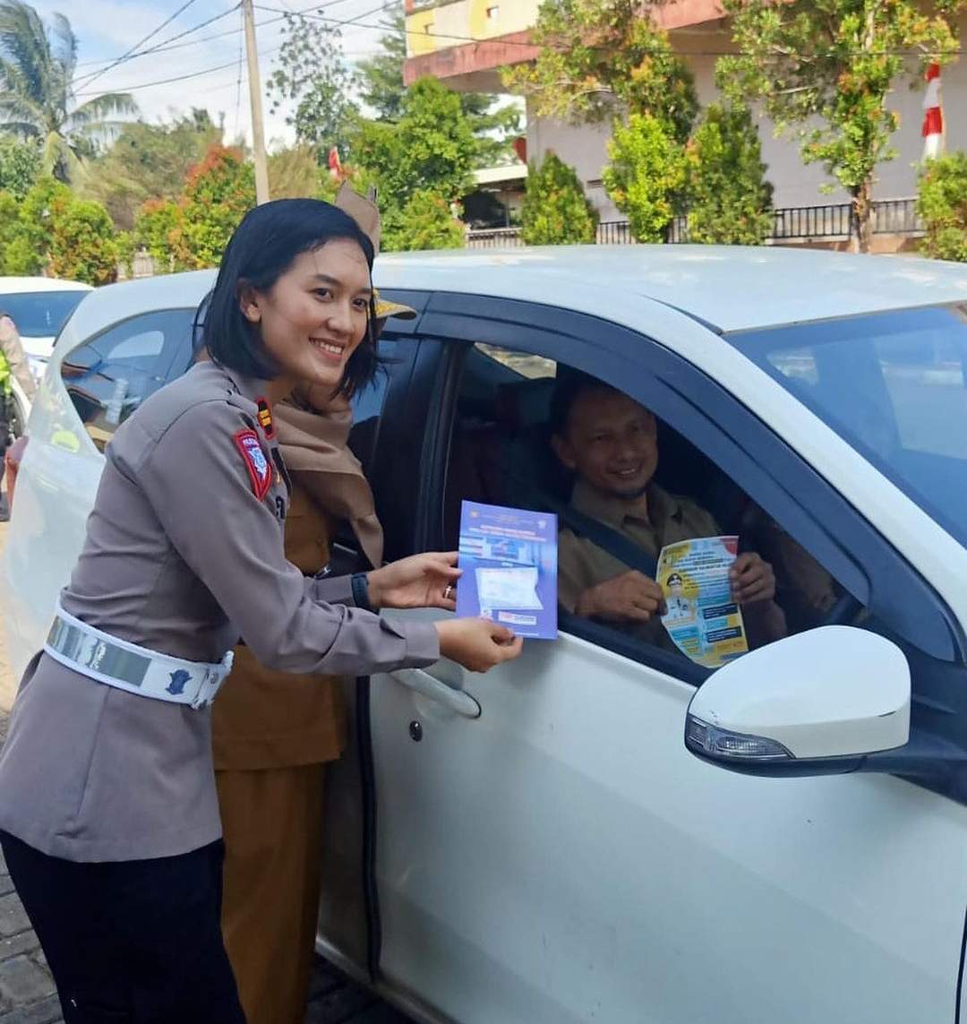 Ops Zebra Intan 2023, Kasat Lantas dan jajaran Satlantas Polres Tala saat membagikan Brosur Himbauan kepada pengguna jalan raya. Selasa, (5//9/2023) Sumber: Humas Polres Tala for LK
