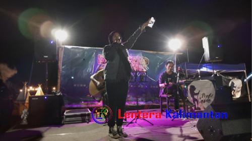 Ernia Sari Tiakoly saat unjuk kebolehannya dalam bernyanyi, Sari membawakan lagu berjudul "Rungkat" yang ditawarkan DJ Memel kepada dirinya. Sabtu, (9/9/2023) malam. Foto:Arsyad/lenterakalimantan.com