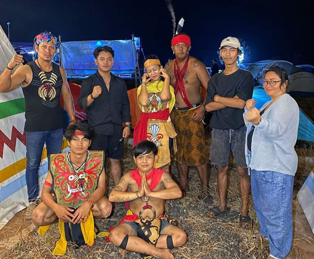 Personil HMDB usai menampilkan tari kreasi pada acara Camping Collaboration Of The Day yang digelar di Borneo Wonderland. Sabtu, (9/9/2023) malam. Sumber: Fajar for lenterakalimantan.com