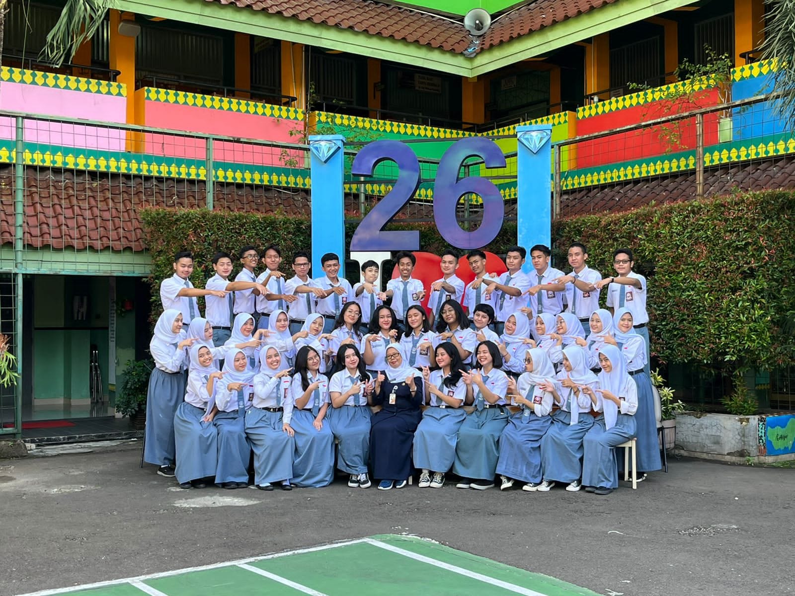 SMA Negeri 26 Jakarta meraih prestasi gemilang dalam meluluskan siswanya yang berhasil diterima di berbagai perguruan tinggi negeri favorit di seluruh Indonesia. Bimbingan konseling, pendampingan psikologis, dan pengembangan potensi siswa jadi kunci sukses.