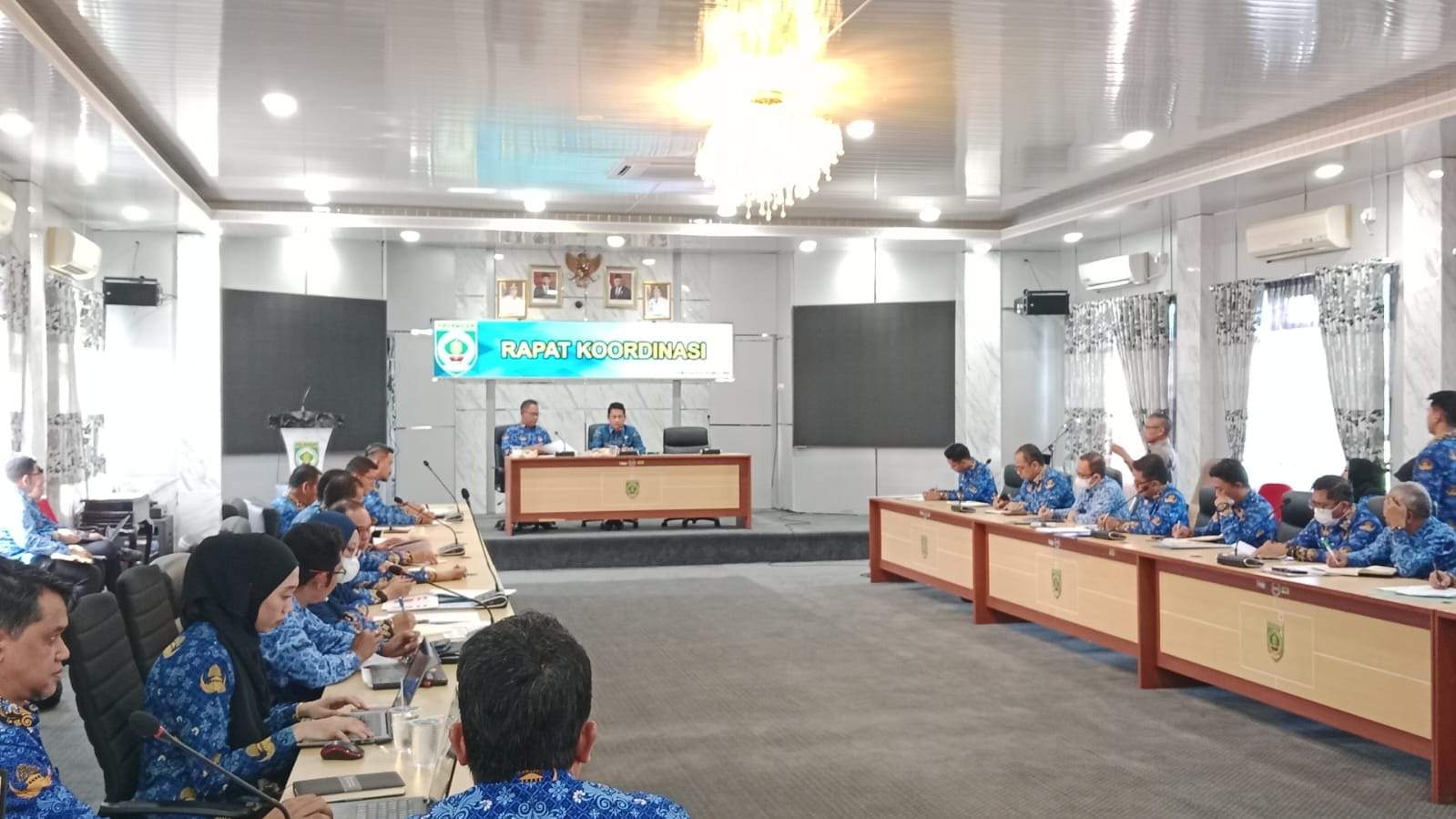Bupati Balangan H Abdul Hadi memimpin rapat koordinasi upaya peningkatan Pendapatan Asli Daerah (PAD) kabupaten setempat yang diikuti 19 Satuan Perangkat Kerja Daerah (SKPD), di Aula Benteng Tundakan Kantor Bupati Balangan, Senin (18/9/2023). Foto: Diskominfo Balangan