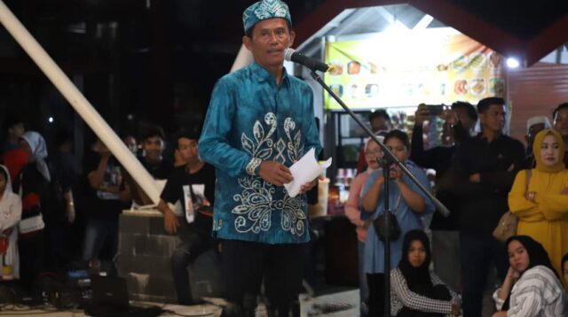 Di akhir masa jabatannya Bupati Sukamta berpamitan di hadapan masyarakat yang sedang menonton film When Love Calls From The Bottom of Borneo (WLCFBB). Foto: dok. Prokopim Tala