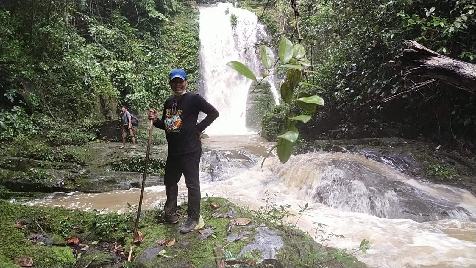 Air terjun batarius di desa mamigang Halong.
