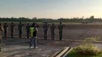 Danlanal Kotabaru Letkol P Hapsoro .A menyambut kedatangan Pesawat TNI AL yang dipimpin Mayor (P) Laut Ruby komandan Skuadron 200 wing II yang mendarat di Bandara Udara Gusti Syamsir Alam, Stagen Kotabaru, Minggu (24/9/23).