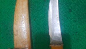 Seorang Pria bertato inisial AT (31) diamankan beserta Barang Bukti Senjata Tajam di Mapolsek Karang Bintang.Sumber Foto : (Humas Res Tanbu For LK)