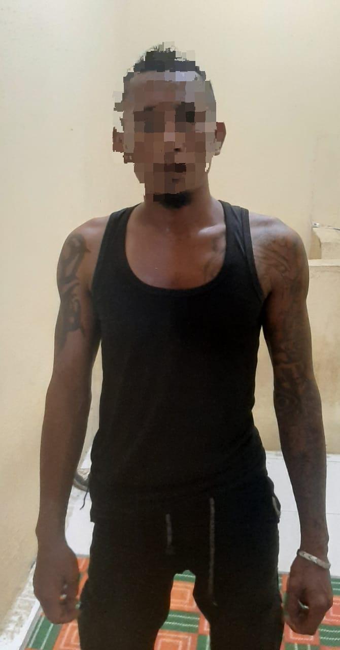 Seorang Pria bertato inisial AT (31) diamankan beserta Barang Bukti Senjata Tajam di Mapolsek Karang Bintang.Sumber Foto : (Humas Res Tanbu For LK)