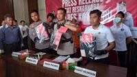 Wakapolres Kotabaru Kompol Agus Rusdi Sukandar saat memimpin acara Konferensi Pers pengungkapan kasus narkoba lintas Kabupaten dan senjata api